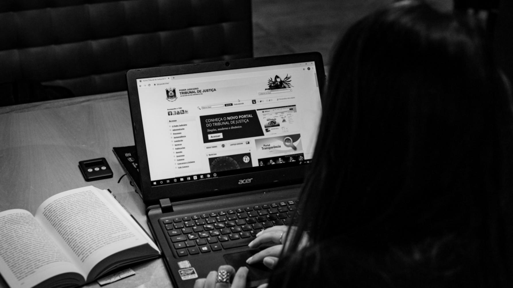 Analyse financière et prévisions sur écran d'ordinateur